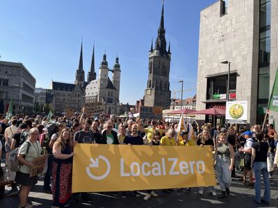 Zeitloser Banner: LocalZero 2024 auf dem Klimastreik in Halle/Saale