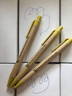 Kulis mit Werbeaufschrift