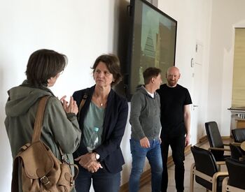 Skeptische Politiker informieren