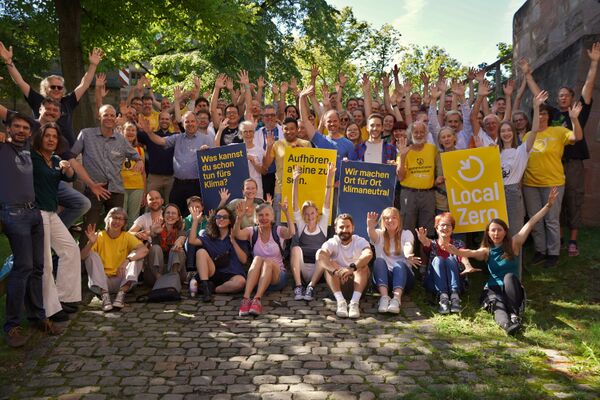 Lebendiges Erscheinungsbild: Plakate, T-Shirts, lokale LocalZero-Logos …