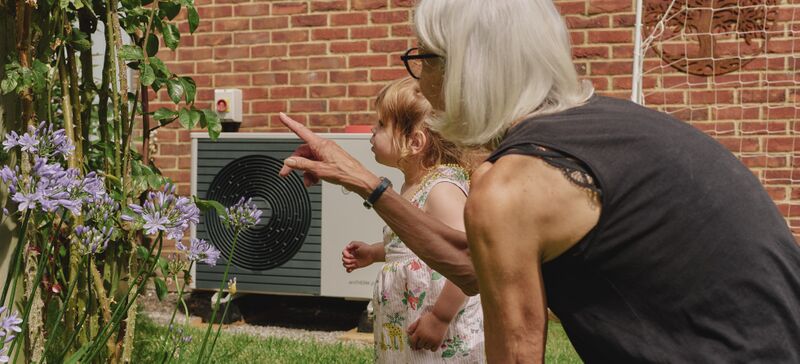 Datei:Picturing life with a heat pump-10084-CC-4-0-BY Liz Seabrook - Nesta - Climate Visuals-schmal.jpg