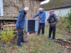 Wärmepumpe vor Einfamilienhaus