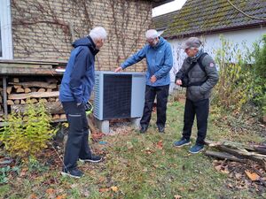 Wärmepumpe vor Einfamilienhaus
